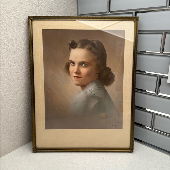 Vintage Picture Photo Frame Gold Tone Woman Girl 1940s Pin Curls - Picture 2 of 9